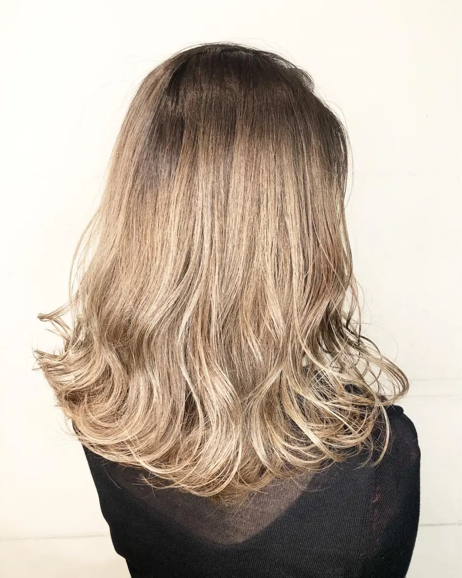 ミディアム カラー ベージュカラー グラデーションカラー 西本 夏美のヘアスタイル