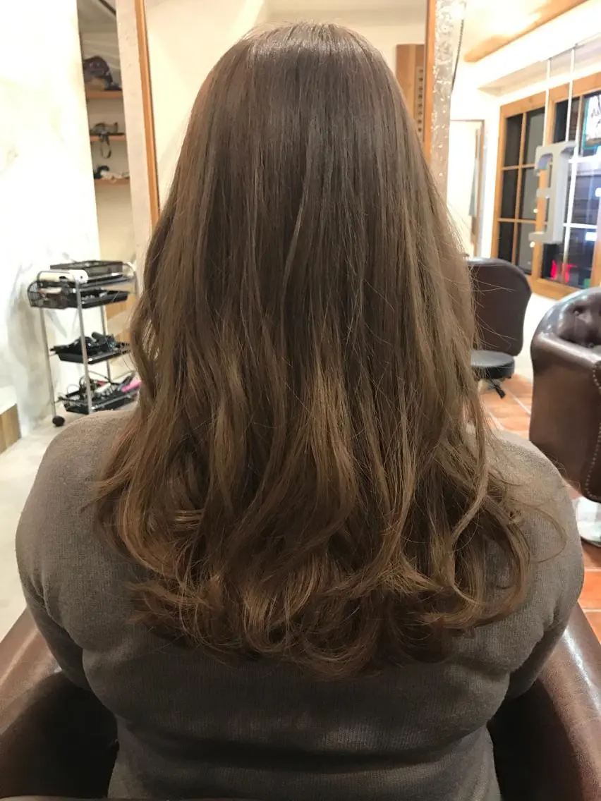セミロング カラー ベージュカラー ハイライトカラー イルミナカラー ハイライト みうら ミウラのヘアスタイル