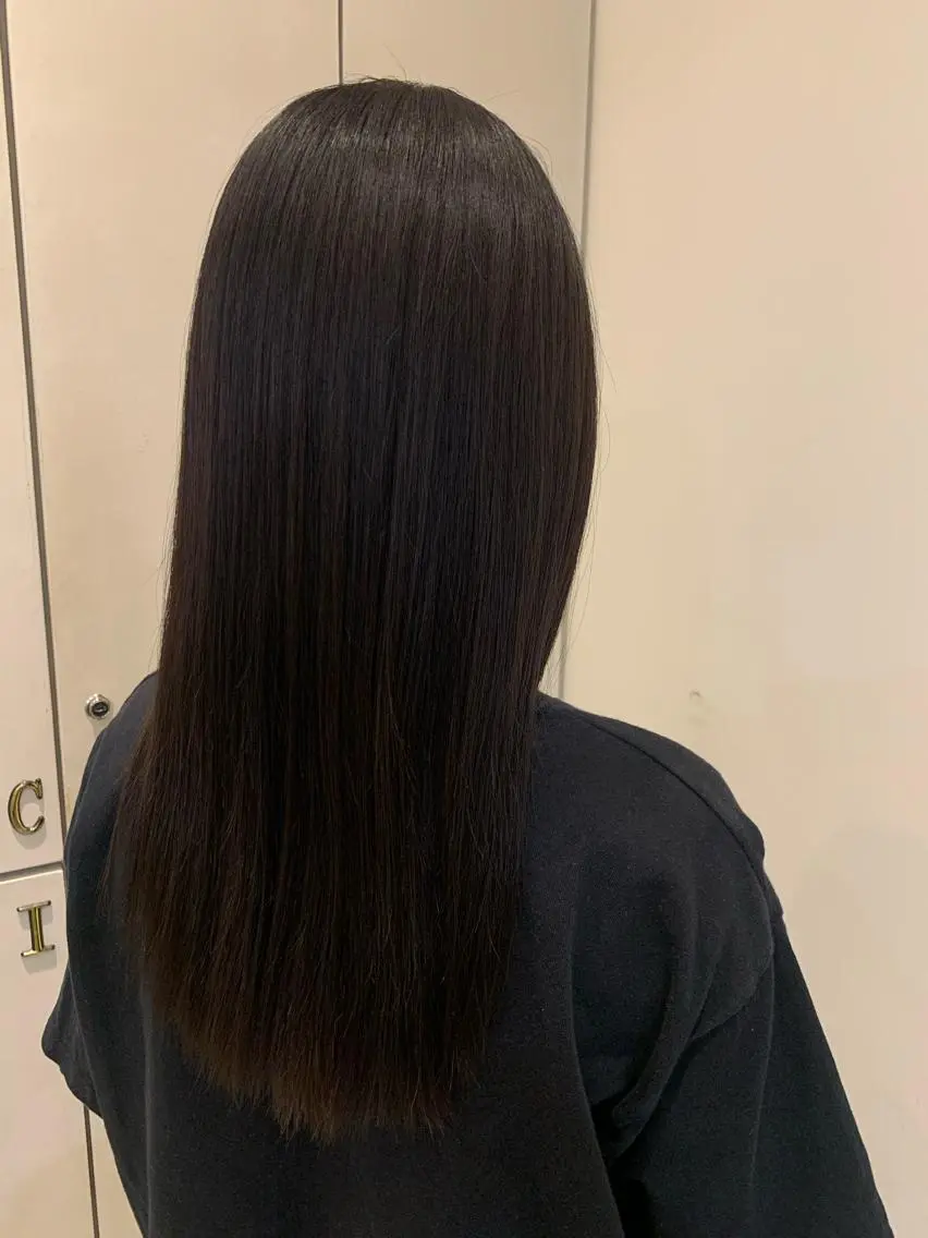 ロング om's poka 伊藤百花のヘアスタイル