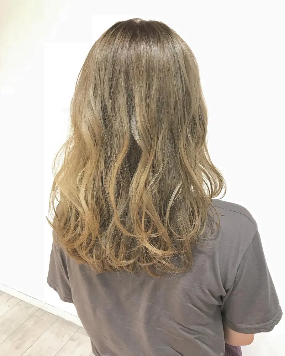 ロング カラー ブリーチ ハイライトカラー イルミナカラー ハイライト ヘアカラー トリートメント Miru by INCE HAIRのヘアスタイル