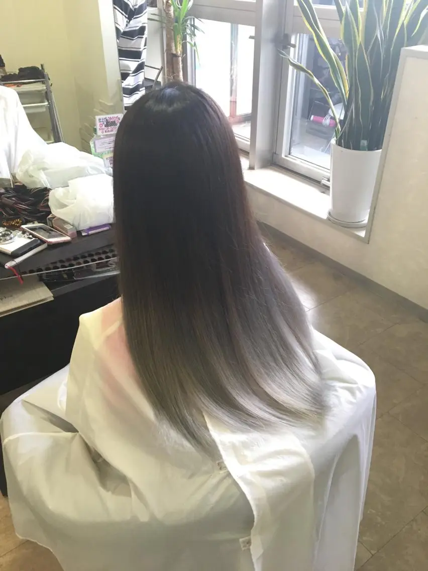 ロング カラー ブリーチ グラデーションカラー シルバー 💓シールエクステ ルミエールのヘアスタイル