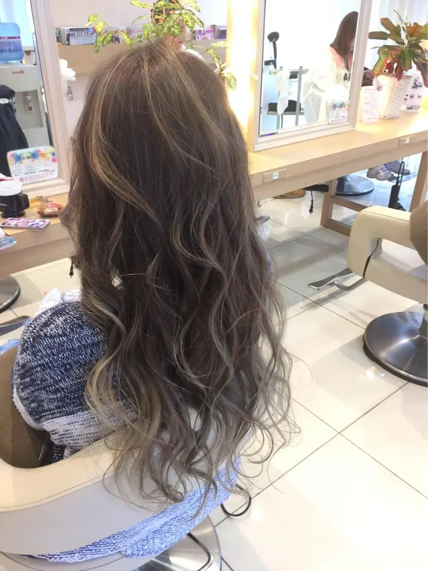 ロング カラー グレージュ ハイライトカラー ハイライト 小田原NO1 美容師 飯田飛翔のヘアスタイル