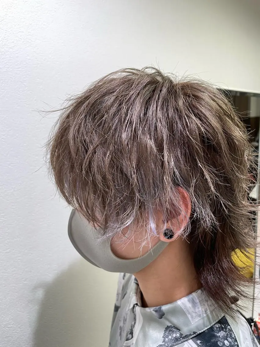カラー メンズ 渡部凌我 小顔ウルフ ハイトーンカラーのヘアスタイル
