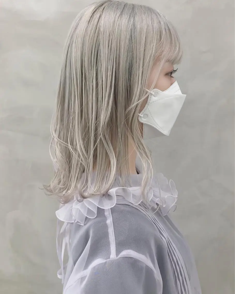 ミディアム カラー ベージュカラー イルミナカラー シルバー ホワイトベージュ 🐝 hachi🐝のヘアスタイル