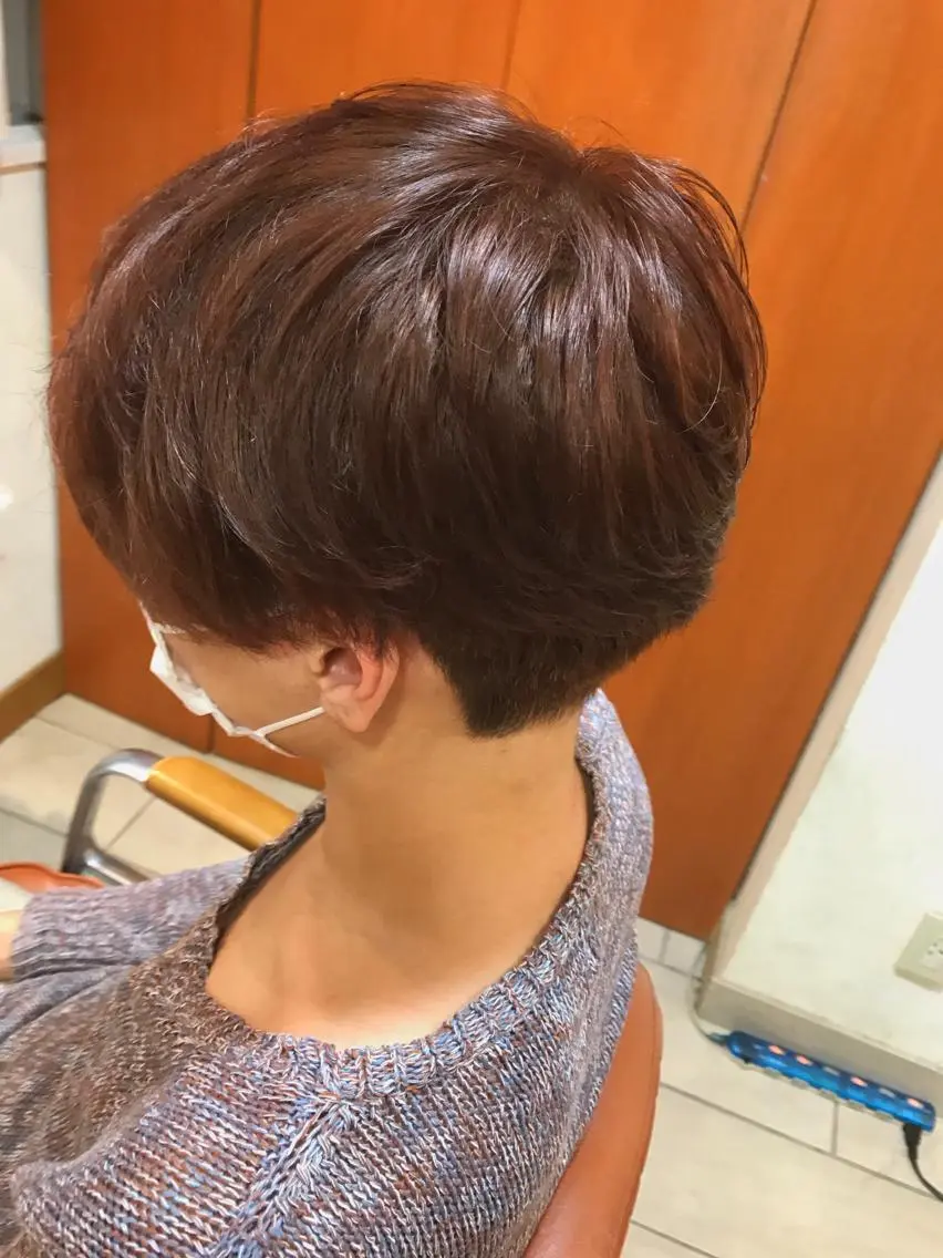 ショート カラー ベージュカラー ピンクカラー ピンクベージュ 🪐脱白髪染め 🪐松尾菜々美のヘアスタイル