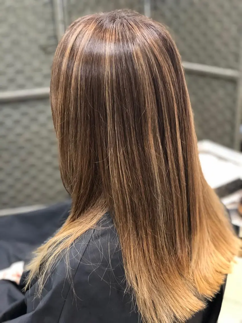 セミロング カラー グラデーションカラー ハイライトカラー ハイライト 嶌田 沙紀のヘアスタイル