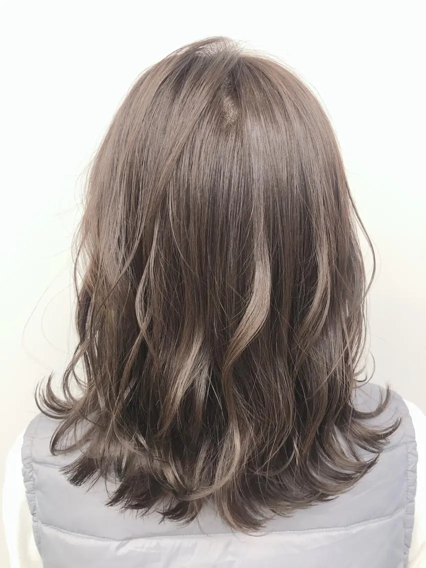 ミディアム カラー アッシュ ベージュカラー 外ハネヘア 代表 YUKI ☆のヘアスタイル