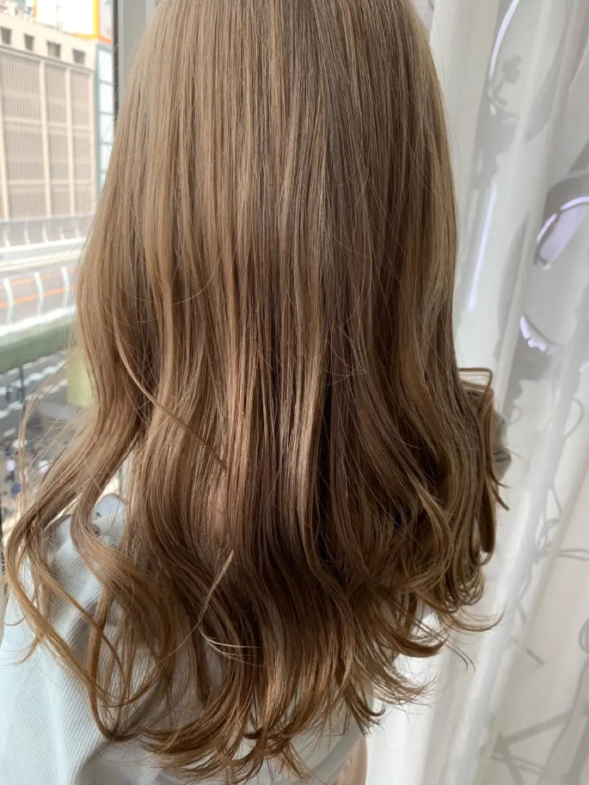 ロング カラー ベージュカラー LUXBE LUCEのヘアスタイル