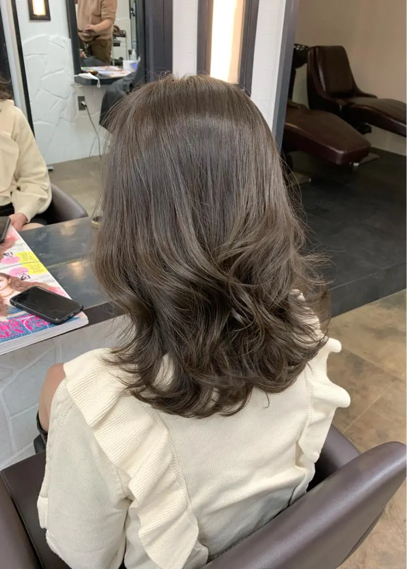 ミディアム カラー グレージュ オリーブグレージュ オリーブグレー カット ヘアカラー トリートメント 矢野 晃平のヘアスタイル