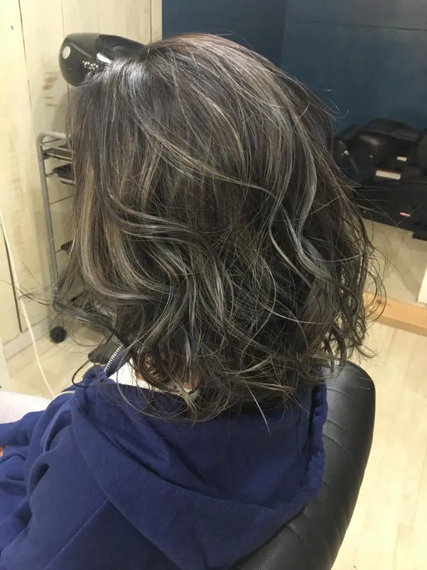 ミディアム ハイライト 鷺谷 玲奈のヘアスタイル