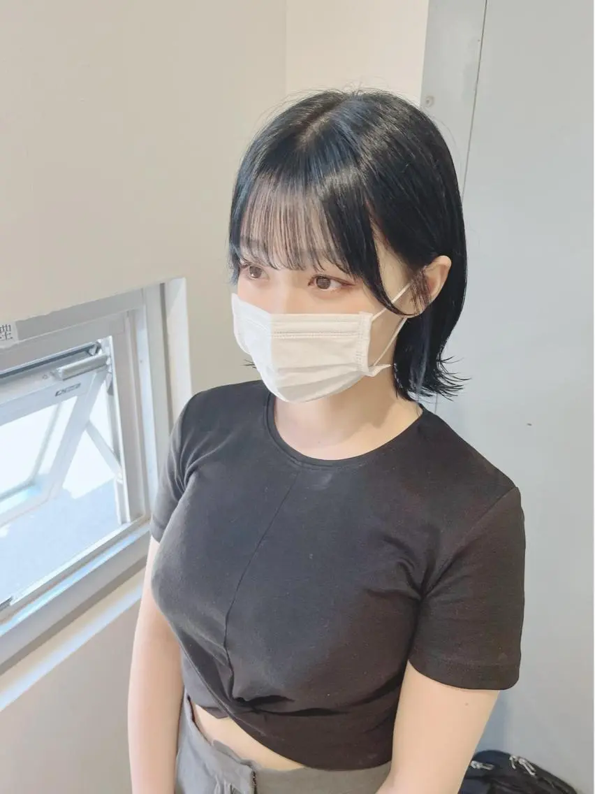 ショート カラー ヘアアレンジ 黒髪 ブルーカラー ブルーブラック 天使の羽バング・フェザーバング 学割有り/清楚/韓国 風/レイヤー/拓朗のヘアスタイル