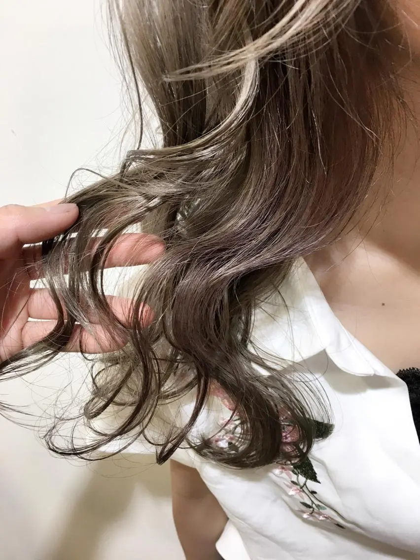 ロング カラー ブリーチ グレージュ インナーカラー ピンクカラー 海外風レイヤーカット 👑店長　平松　由のヘアスタイル