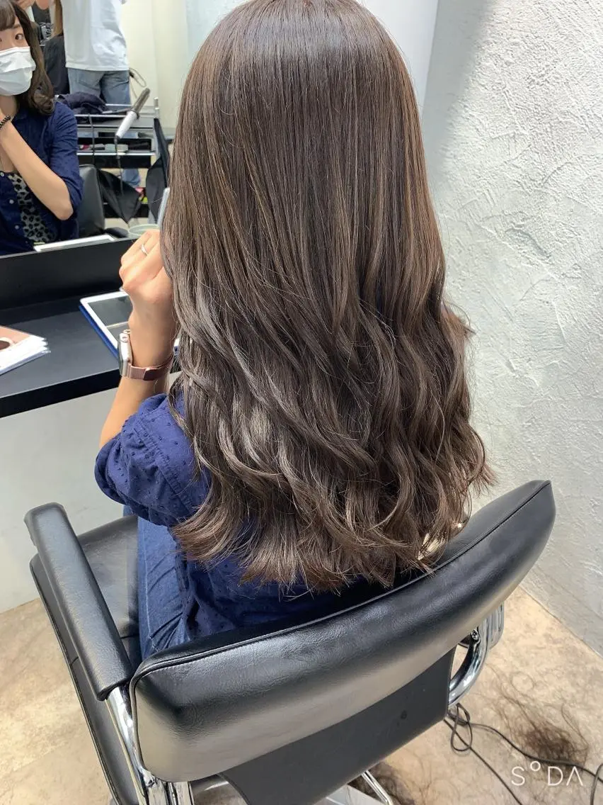 ロング カラー アディクシーカラー アッシュ アッシュグレー バレイヤージュ ベージュカラー カット ヘアカラー 前髪顔周りカット 沼田 拓斗のヘアスタイル