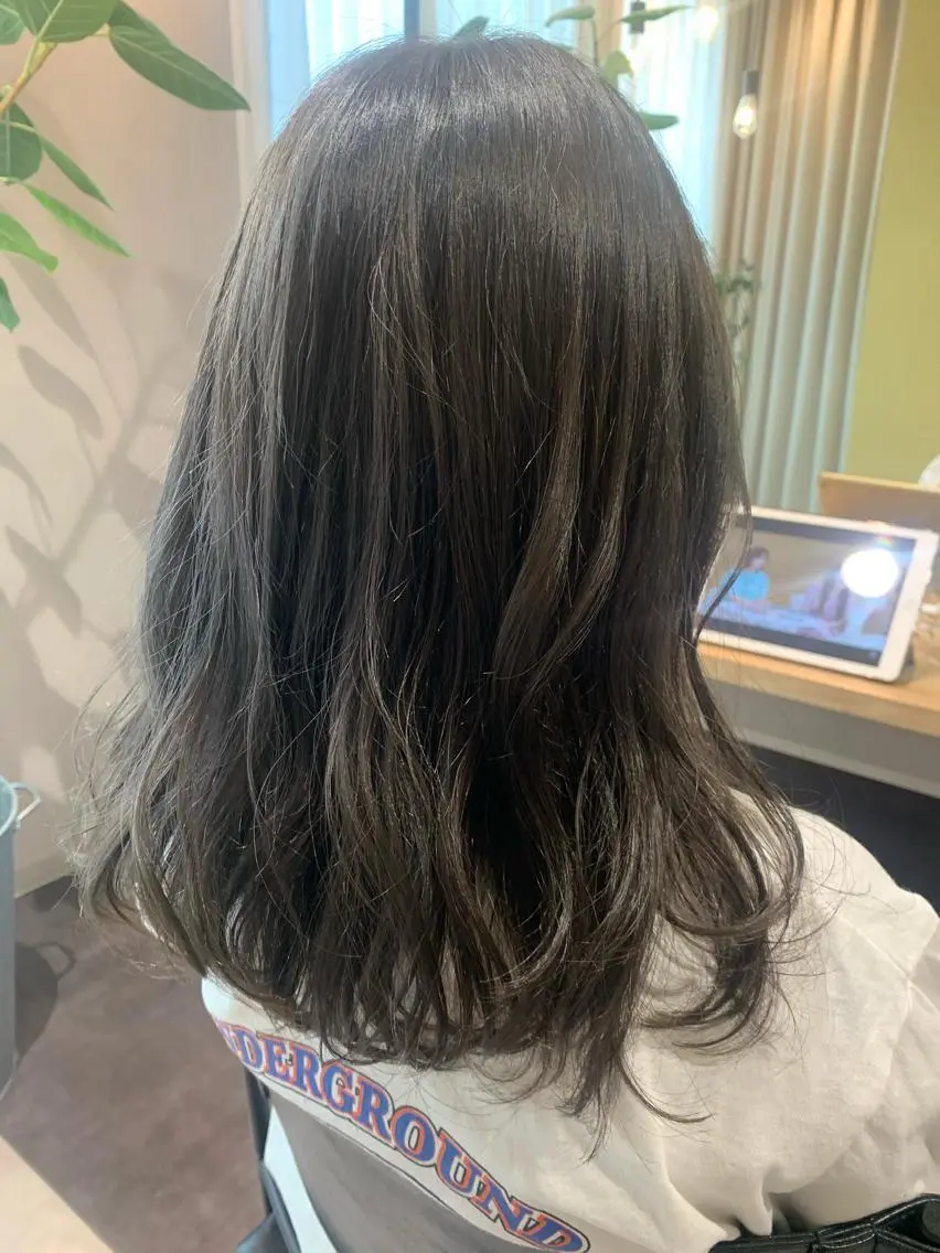 ミディアム カラー 透明感カラー グレージュ オリーブグレージュ オリーブグレー hubhair レイヤー/透明感のヘアスタイル
