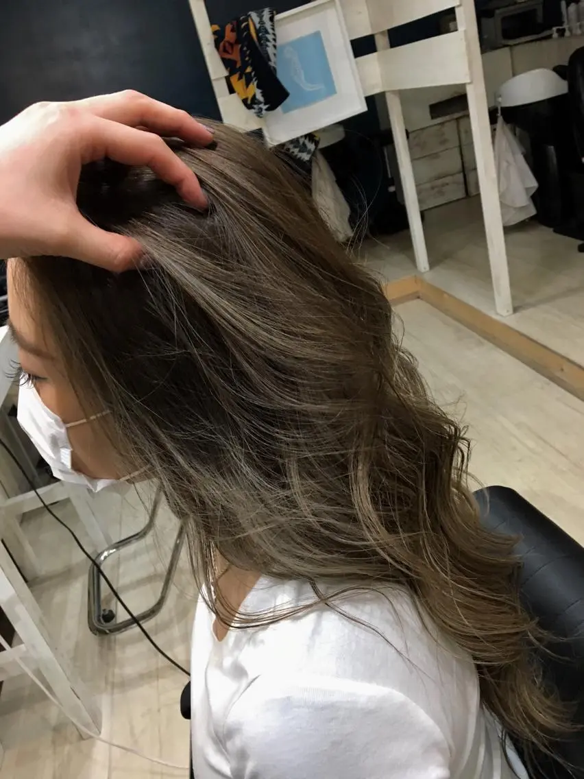 ロング ハイライト 鷺谷 玲奈のヘアスタイル
