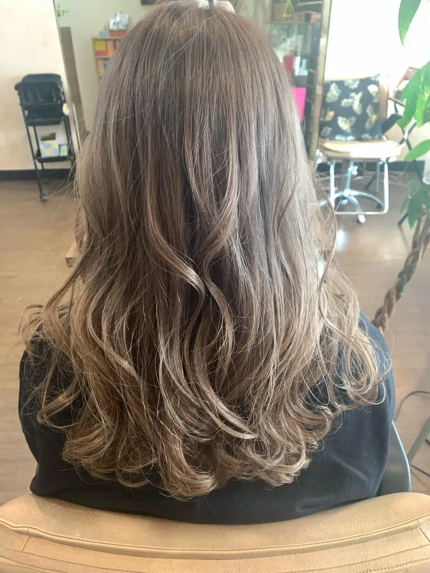 ロング カラー ヘアカラー coupe ciseauxのヘアスタイル