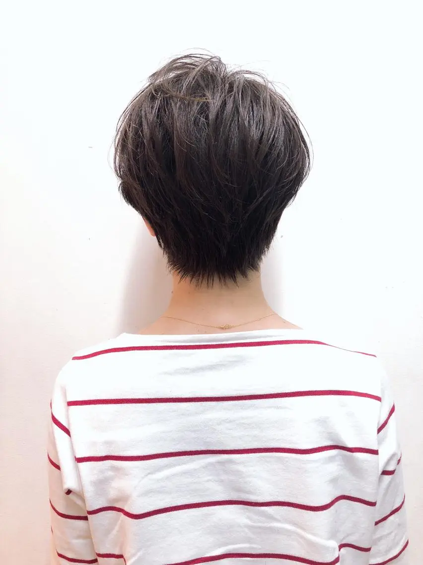 ショート レイヤーカット 小山 悠のヘアスタイル