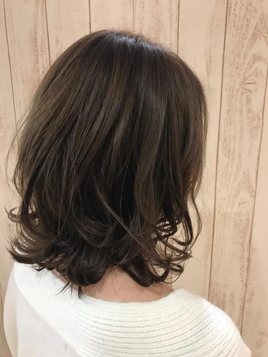 ミディアム カット ヘアカラー 貝通丸 朱里のヘアスタイル