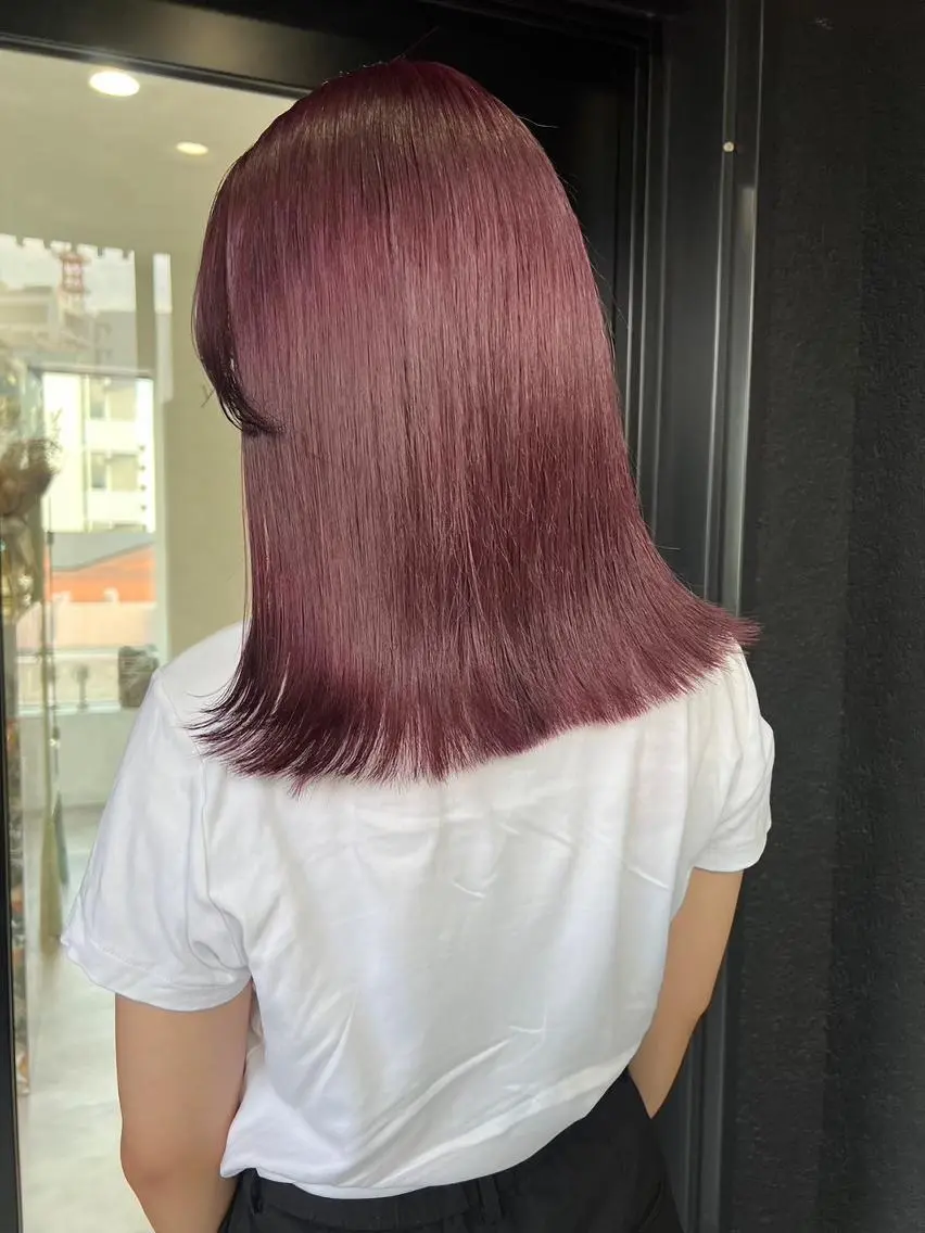 セミロング カラー ボルドーカラー 艶髪ハイトーン✨ 🩷AMI🩷のヘアスタイル