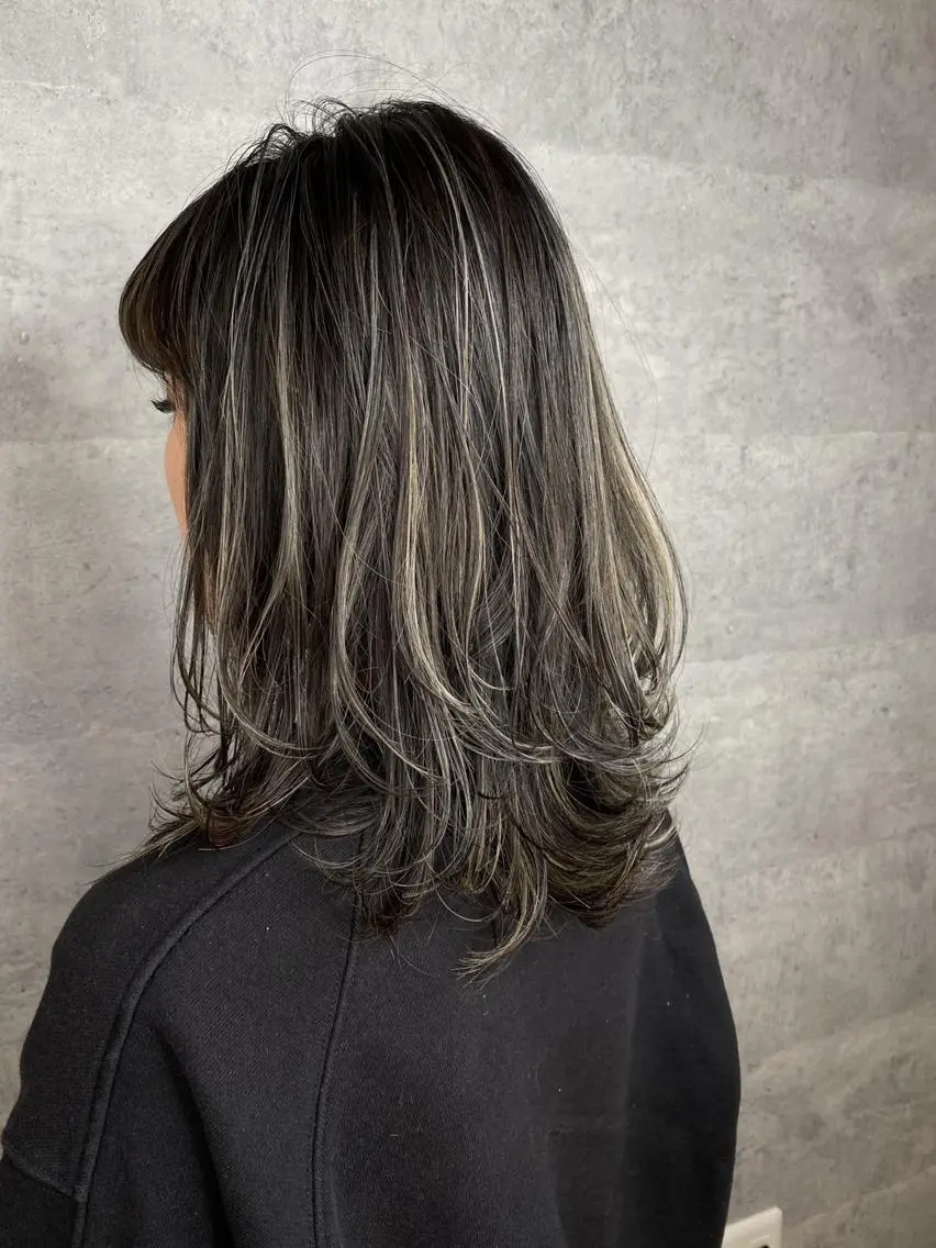 セミロング カラー _WHITE 天王寺のヘアスタイル