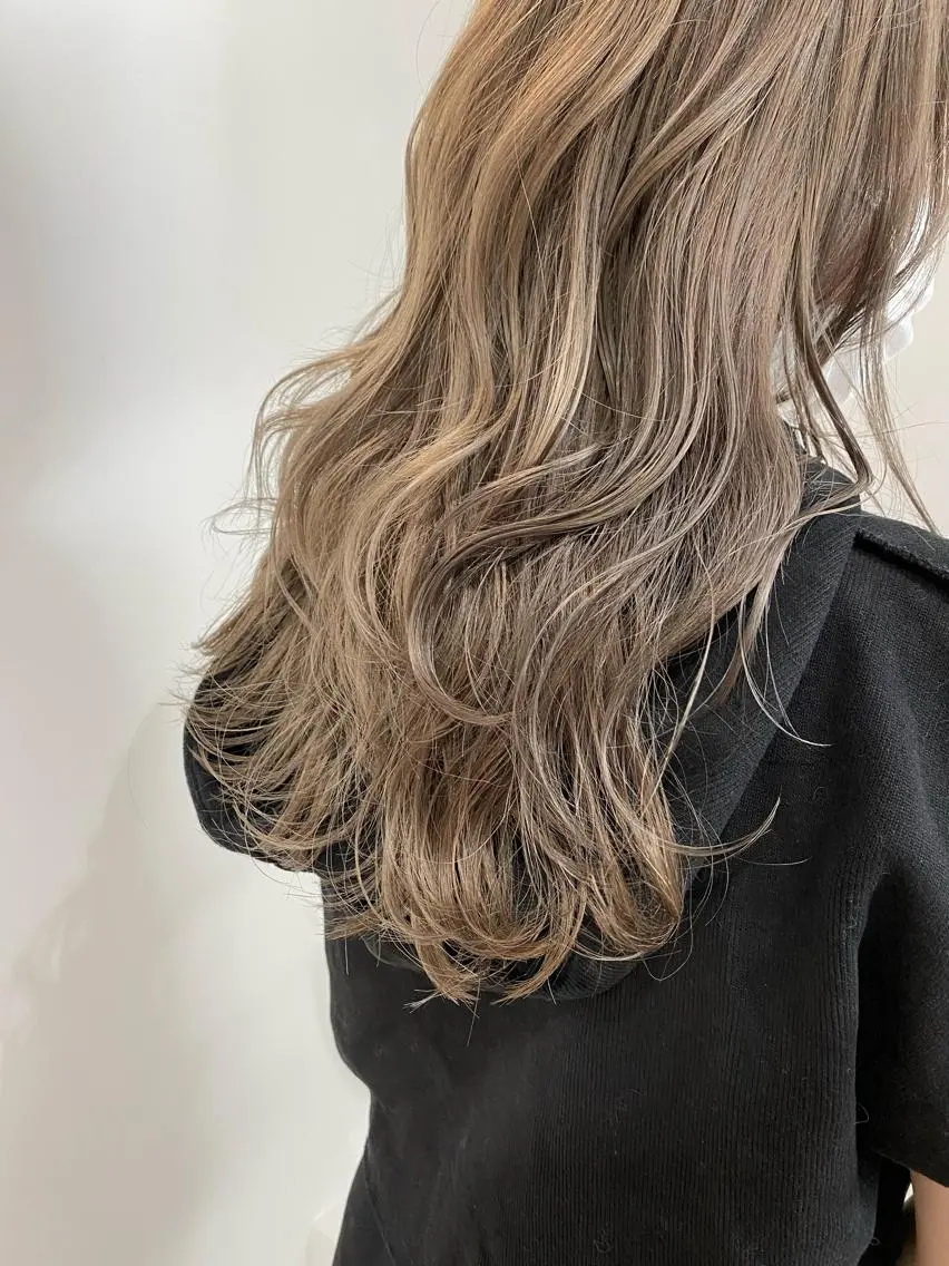 ロング カラー ブリーチ ケアブリーチ グレージュ ミルクティーグレージュ カット ヘアカラー トリートメント 木下大地 HAIR Oneのヘアスタイル