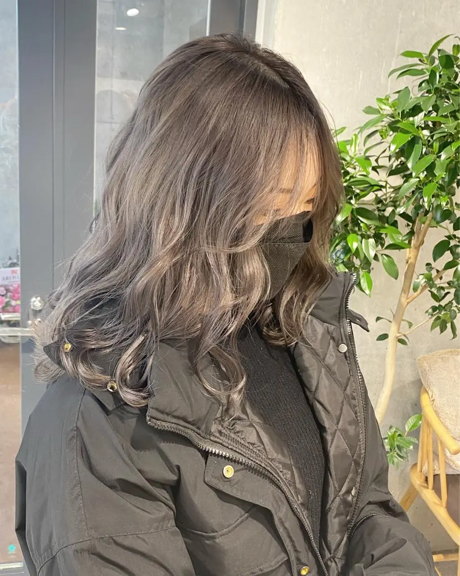 セミロング カラー ダークグレー ヘアカラー トリートメント ブリーチカラーレイヤ ーカット🦋annaのヘアスタイル