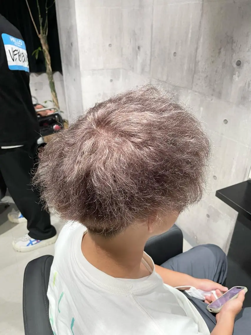 ショート カラー パーマ メンズ ベージュカラー ミルクティーベージュ ヘアカラー _WHITE / KENTOのヘアスタイル