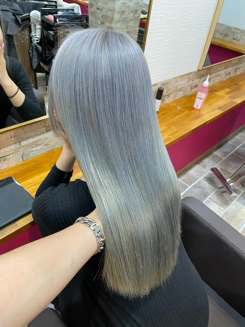 ロング カラー シルバー ホワイトシルバー ヘアカラー YUI/ ブリーチカラー🌷のヘアスタイル