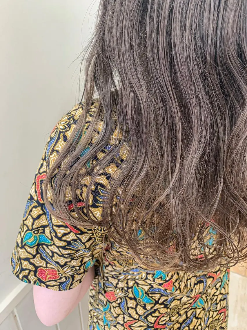 ロング カラー アッシュ ベージュカラー ブリーチ 透明感カラー グレージュ カット ヘアカラー トリートメント ぱつっとボブ/ 小野あかねのヘアスタイル