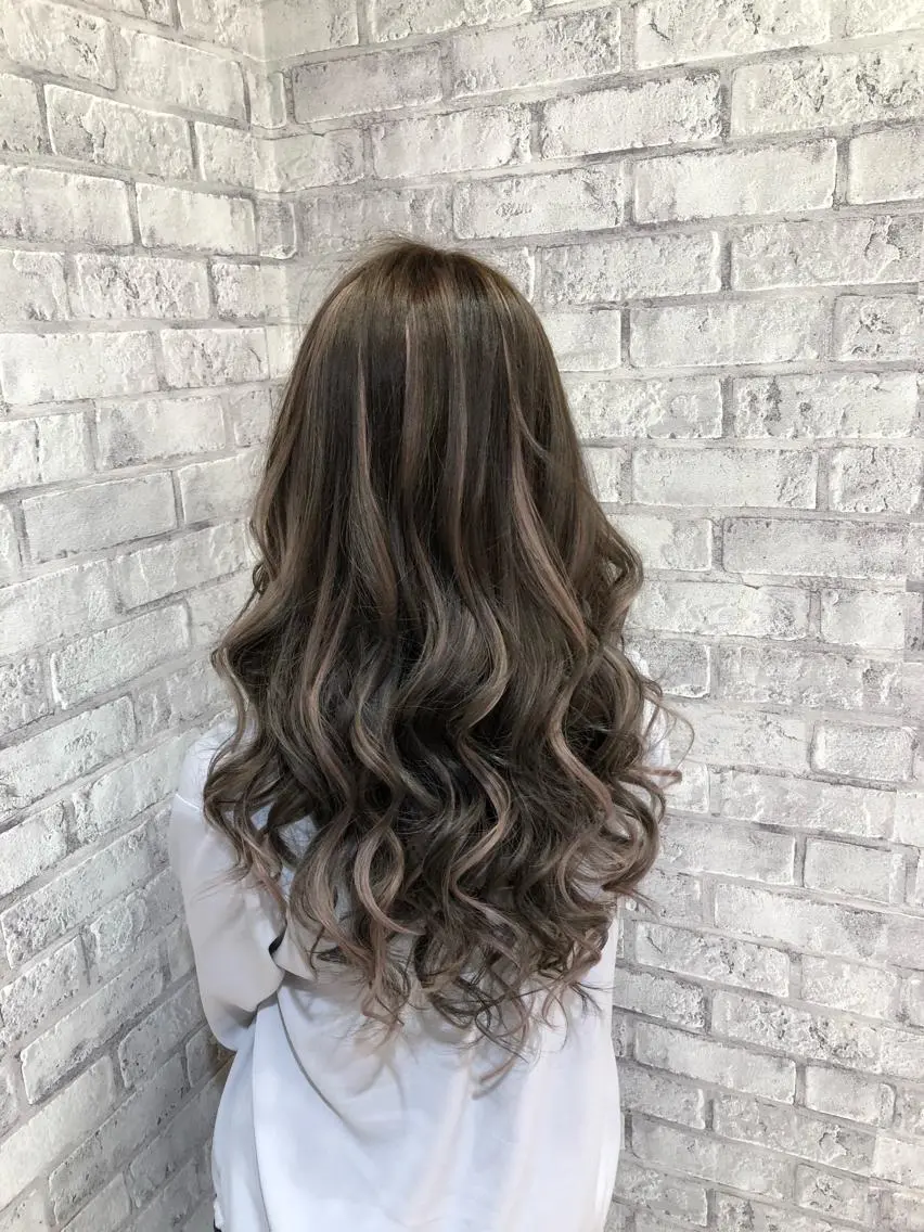 セミロング カラー ヘアアレンジ シールエクステ グレージュ ハイライトカラー エクステ ハイライト 秋山 幸太のヘアスタイル