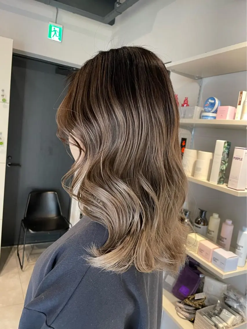 ミディアム カラー バレイヤージュ レイヤーカット ブリーチ👩‍🦳/ ‪✂︎MANAMIのヘアスタイル