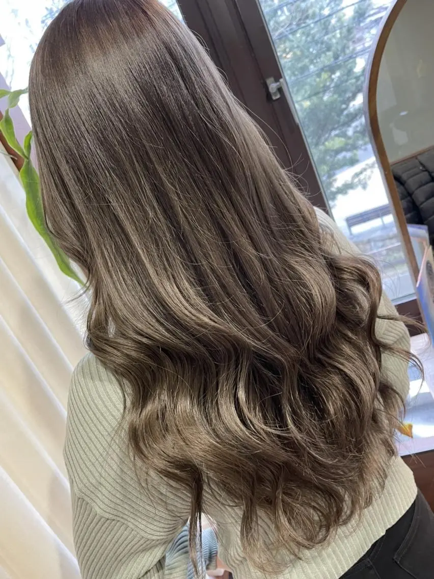 ロング カラー ブリーチ グレージュ ブリーチなしカラー カット ヘアカラー トリートメント ハイトーン得意😍 Lumiereのヘアスタイル