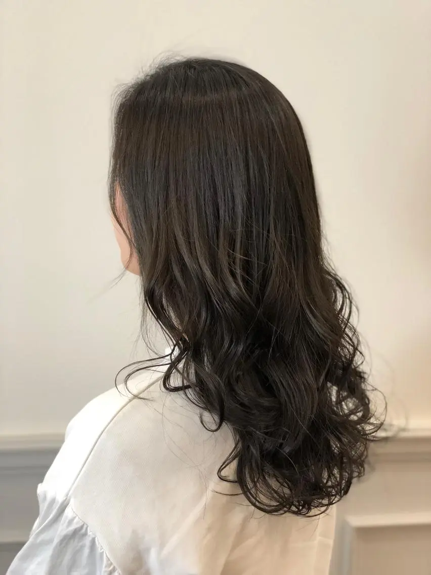 ロング カラー グレージュ ひろせ かなのヘアスタイル