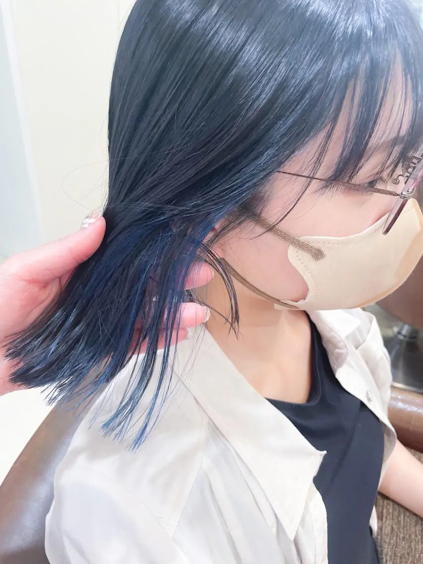 ミディアム カラー 黒髪 ブルーカラー ブルーブラック インナーカラー ヘアカラー ✨カラー支持No.1 🧸ワキ カナコ🧸のヘアスタイル