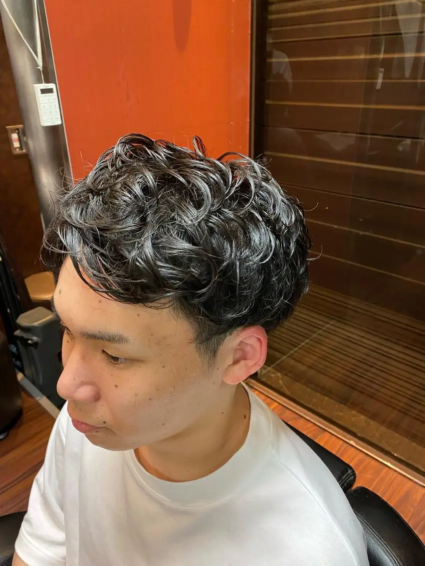 ミディアム ミディアムパーマ 岡部 迅のヘアスタイル