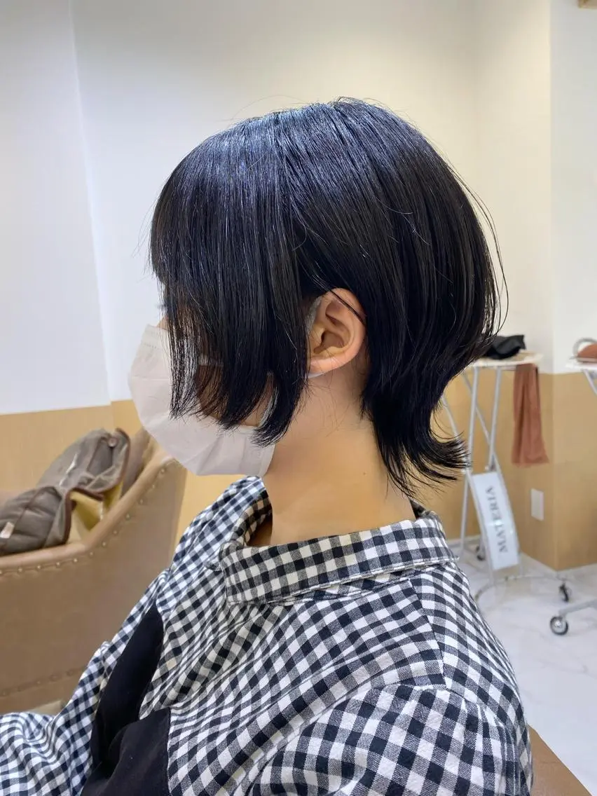 ショート カラー 黒髪 ブルーカラー ブルーブラック ショートヘア ウルフカット 坂井 茅聖のヘアスタイル
