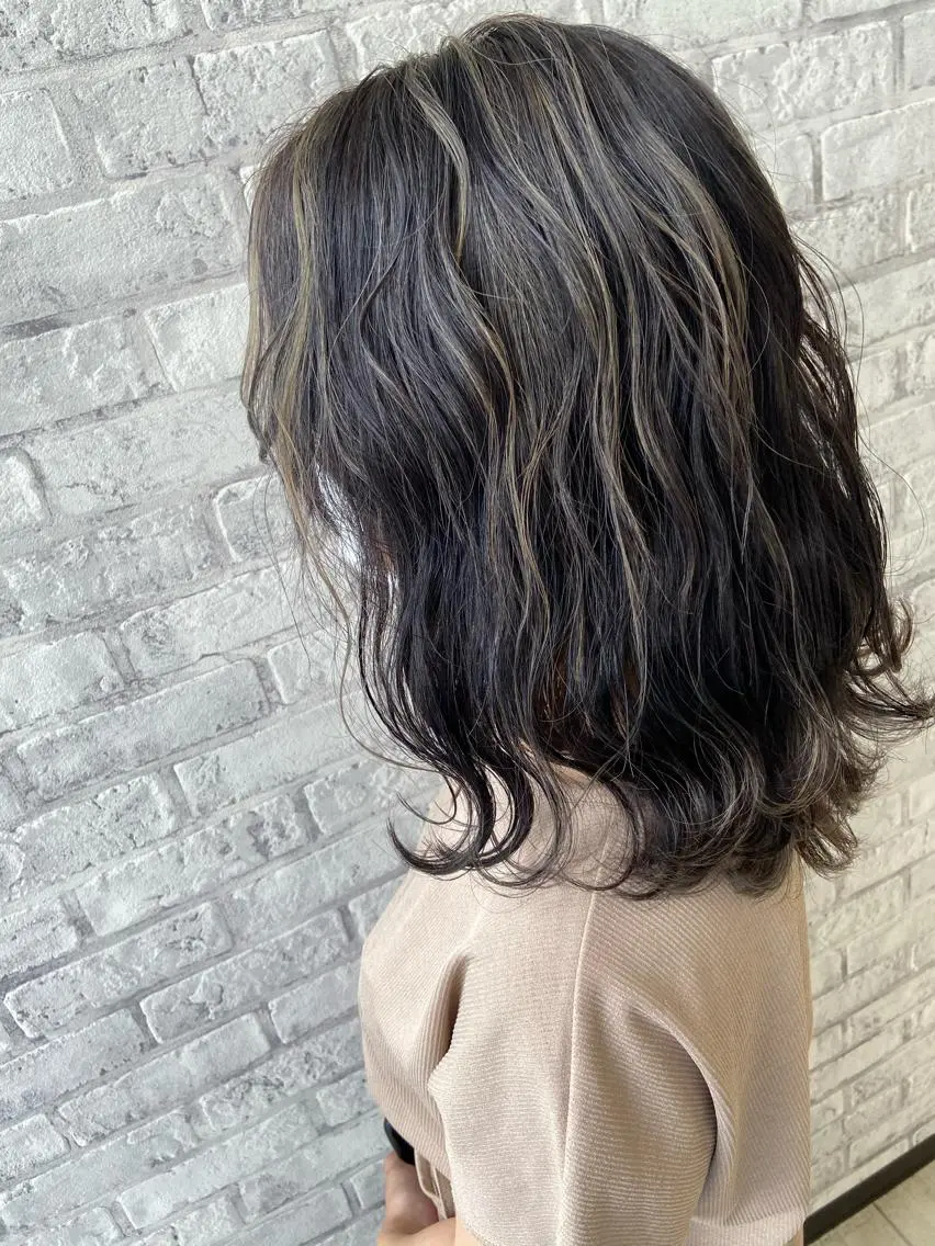 セミロング カラー グレージュ ハイライトカラー ハイライト Oopsレイヤー 加藤澄都のヘアスタイル