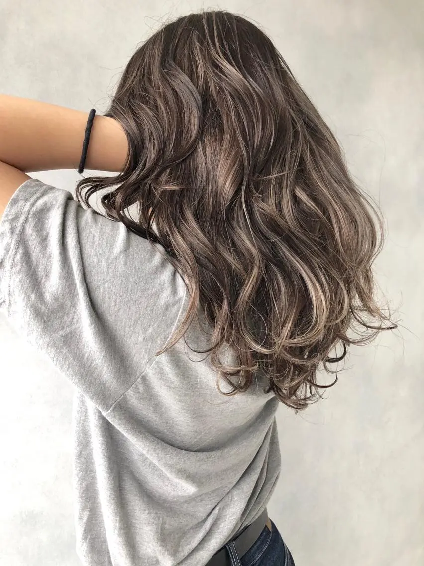 ロング ハイライト ヘアカラー トリートメント 小澤大輔 YOLO hairのヘアスタイル