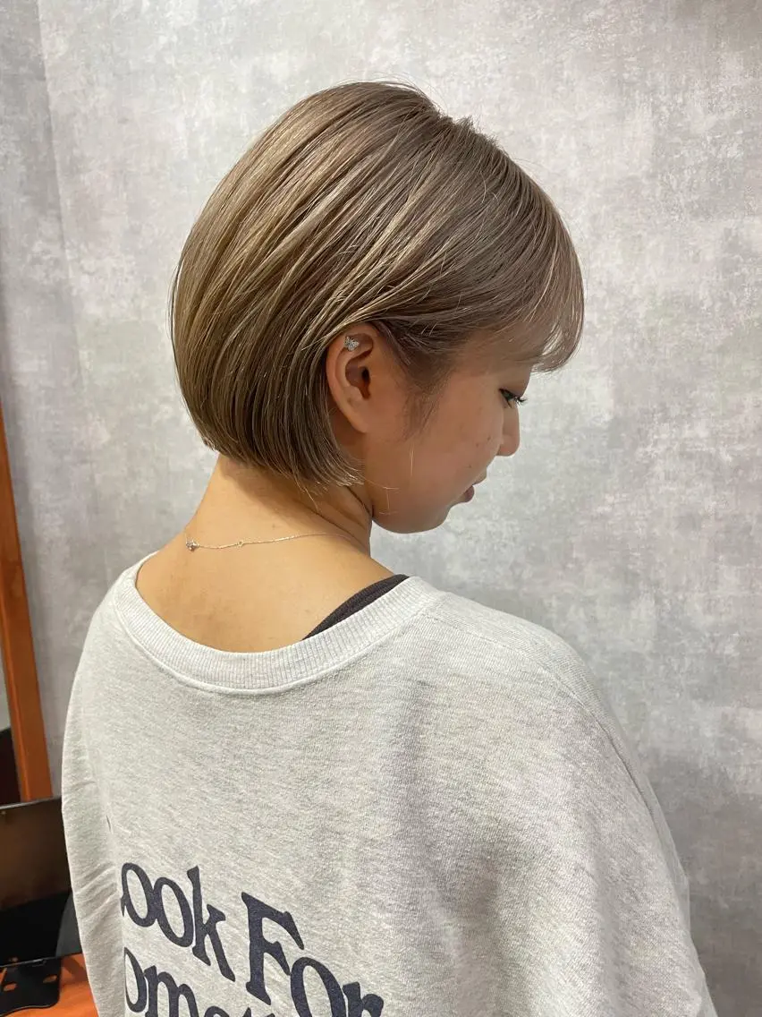 ショート 切りっぱなしボブ ショートボブ ハンサムショート 丸みショート アッシュ カット ヘアカラー トリートメント モテ髪/ボブ/ショー ト/アダチフウトのヘアスタイル