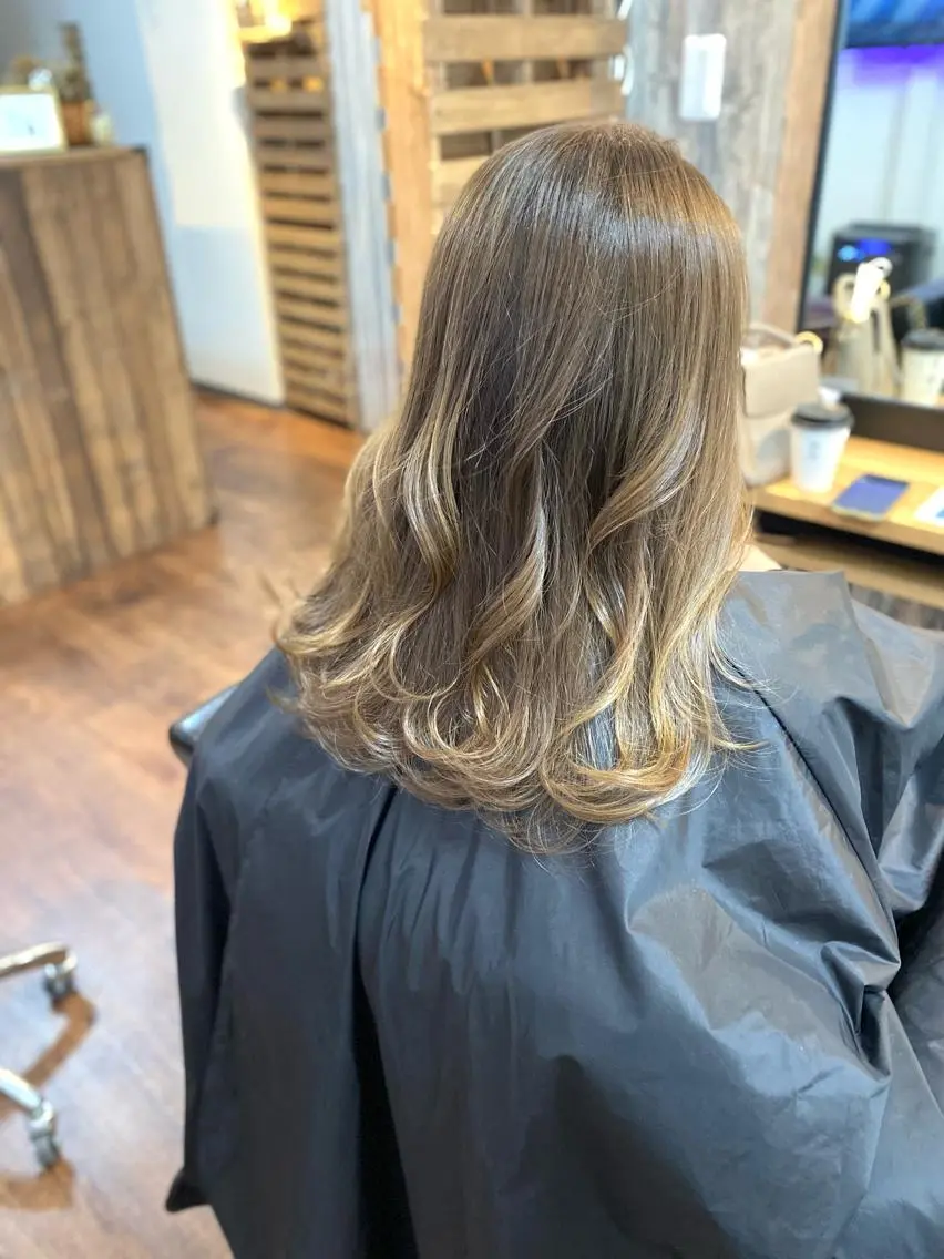 ミディアム カラー ハイライトカラー ハイライト カット ヘアカラー トリートメント Luzir⭐︎ GEN⭐︎のヘアスタイル