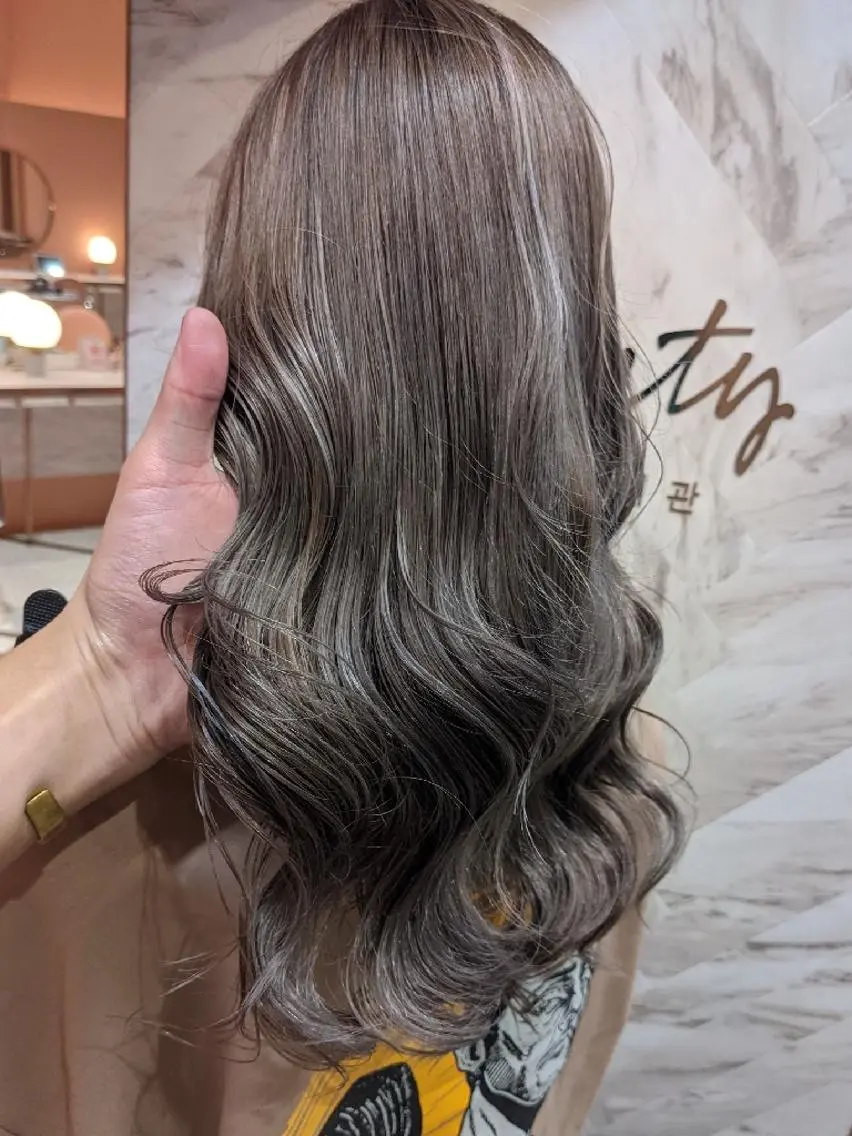 ロング ハイライト レイヤーカット ヘアカラー トリートメント nameless髪質 改善ブリーチ心斎橋のヘアスタイル