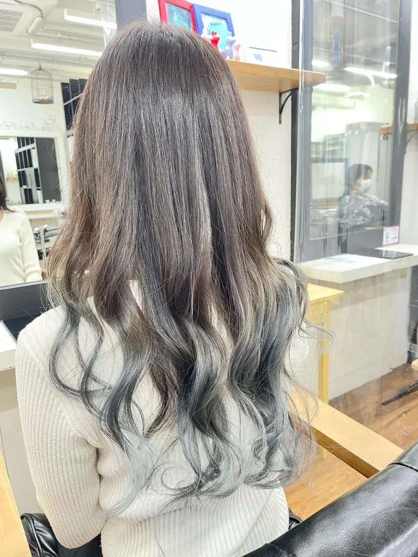 ロング カラー ブリーチ ブルーカラー シルバー 青木 優歩のヘアスタイル