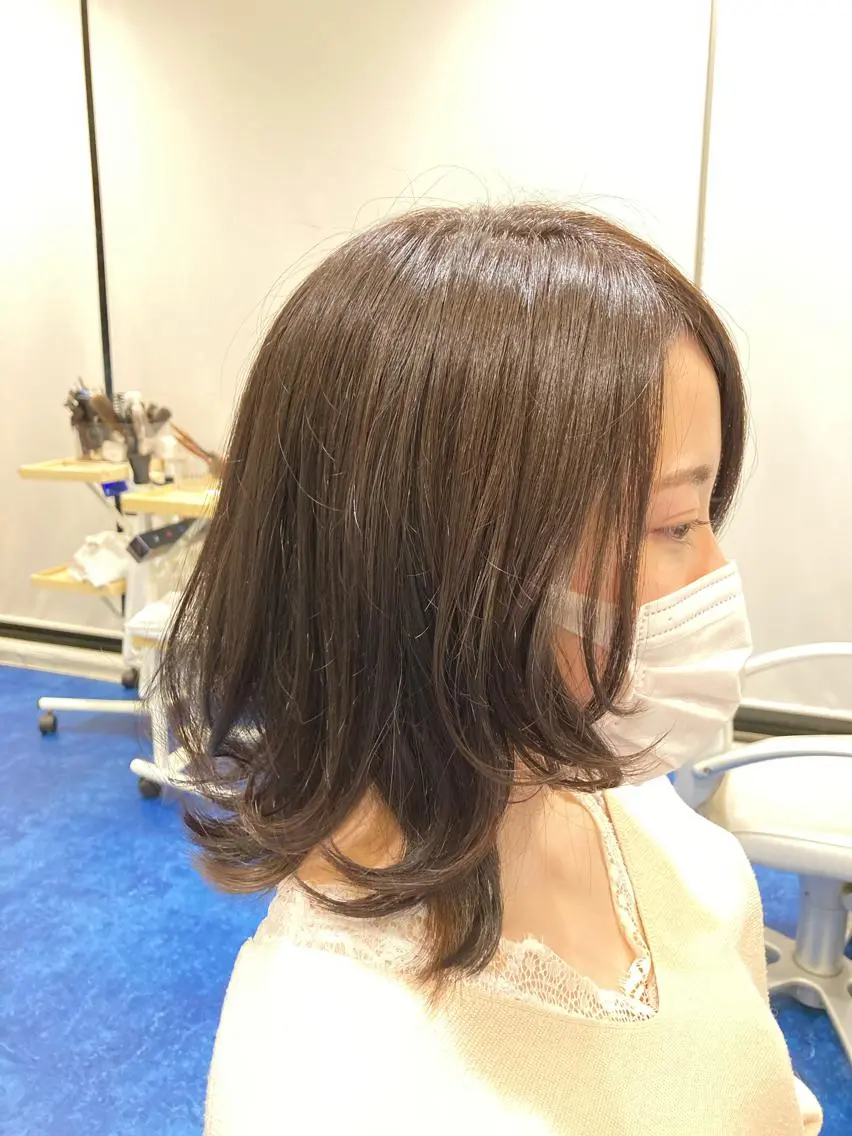 ミディアム カラー ブルーカラー 透明感カラー くびれヘア 渡邉 燎のヘアスタイル