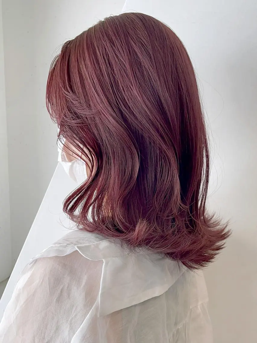 ミディアム ヘアアレンジ パーマ カラー カシス ピンクカラー カット ヘアカラー トリートメント ITbyALBUM 下北沢店のヘアスタイル