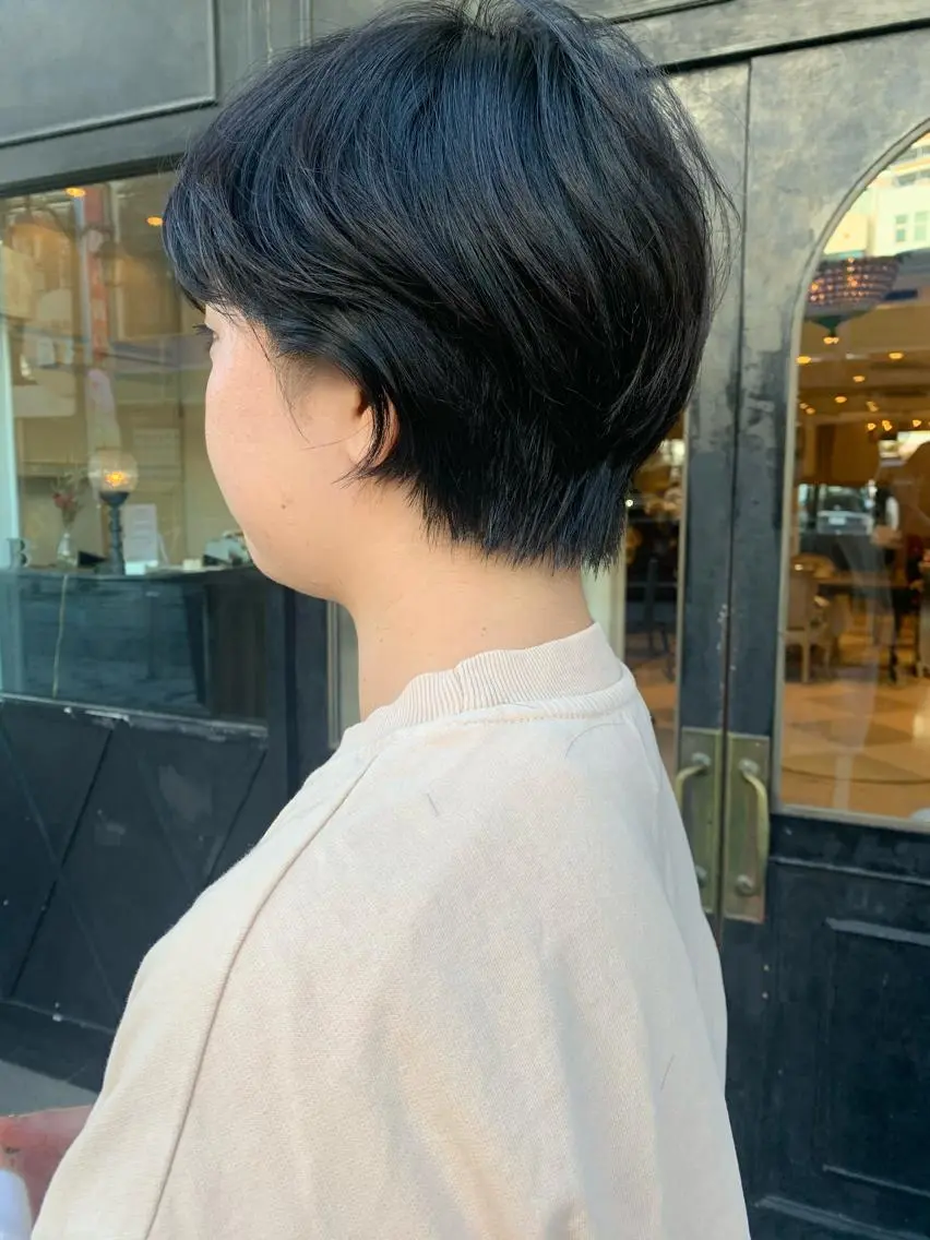 ショート SAKINO ベージュカラーのヘアスタイル