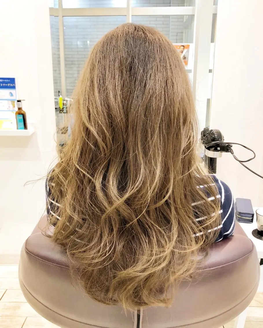 ロング カラー ベージュカラー ハイライトカラー イエローカラー ハイライト ロング 中村 よしひでのヘアスタイル