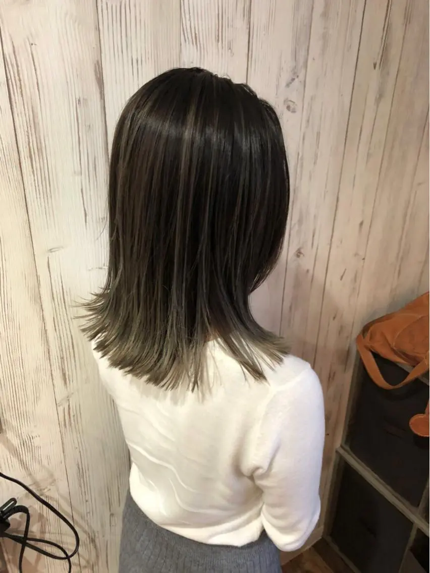 ミディアム カラー バレイヤージュ レイヤーカット hairsolon Geminiのヘアスタイル