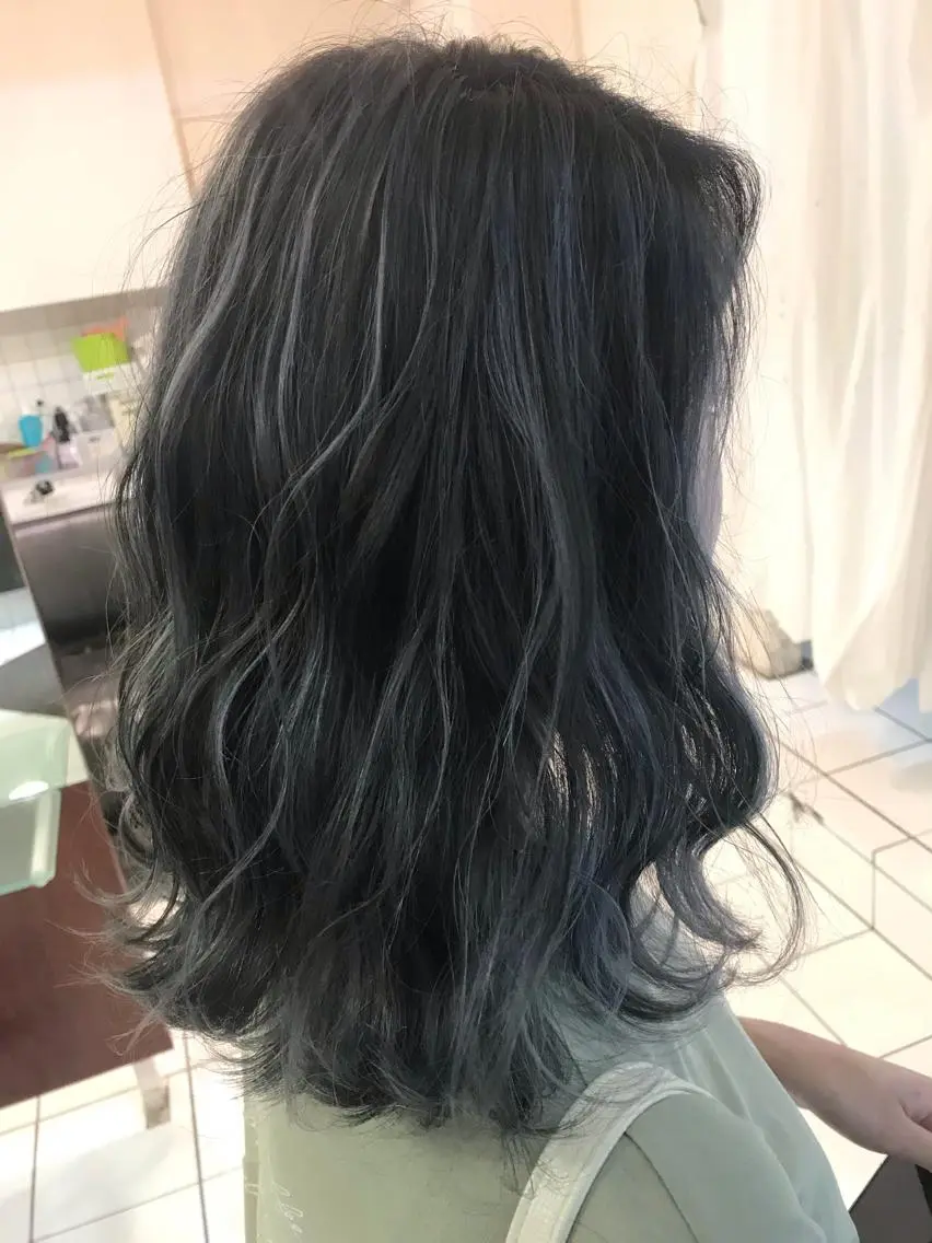 セミロング ハイライト 神山 昌子のヘアスタイル