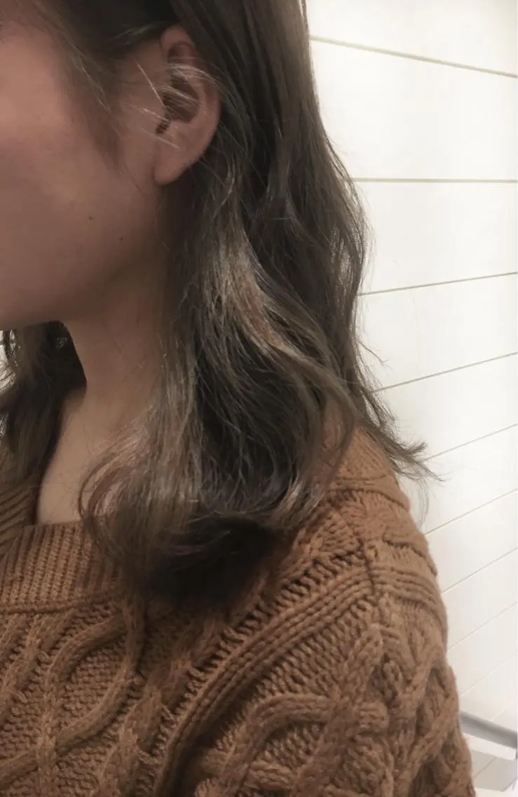 セミロング カラー アッシュ アッシュグレー アッシュグレージュ グレージュ インナーカラー 鍵山 千秋のヘアスタイル