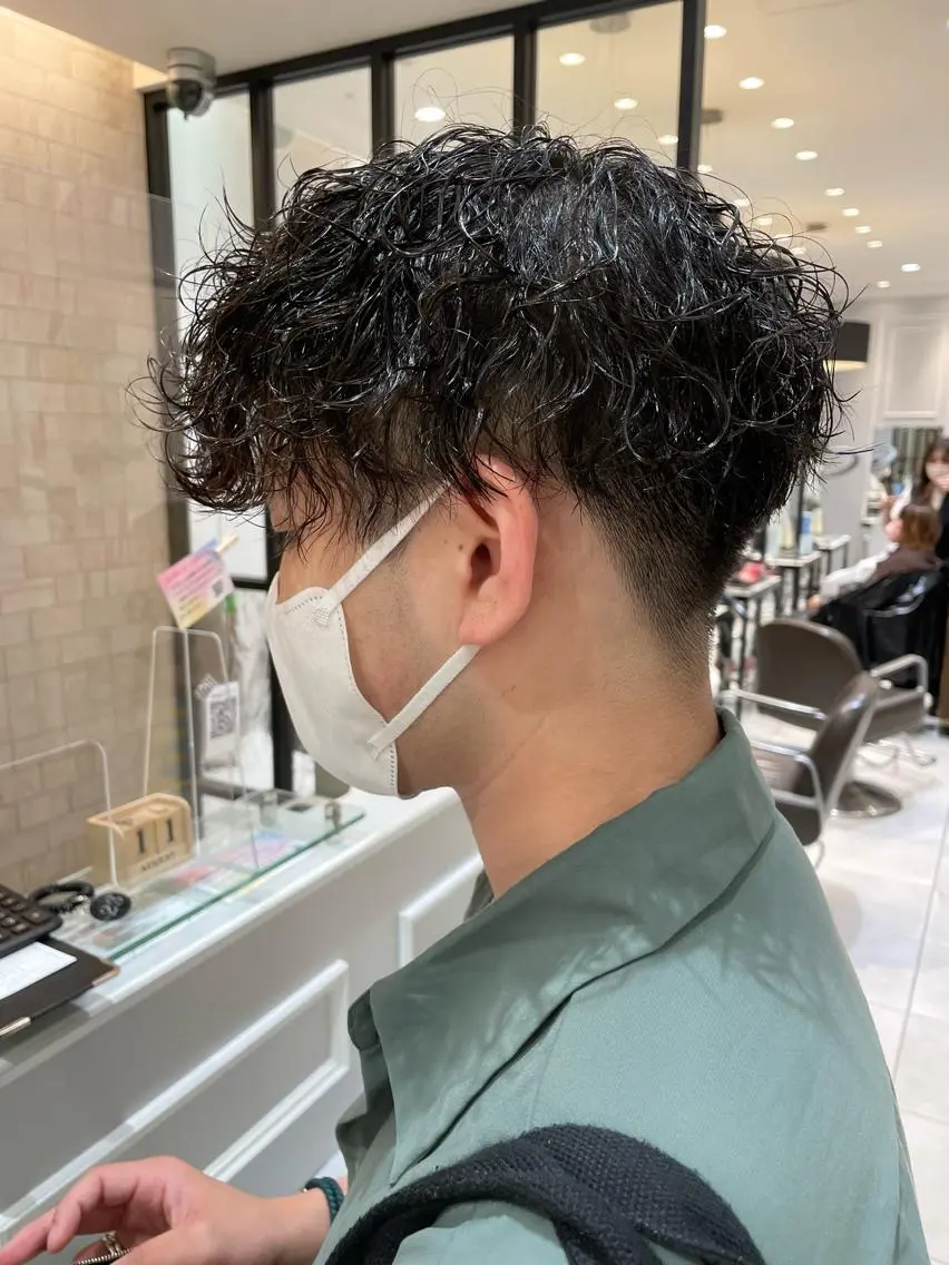 ミディアム メンズ ミディアムパーマ メンズパーマ 波巻きパーマ カット パーマ 🦖鶴岡 香純🦖のヘアスタイル